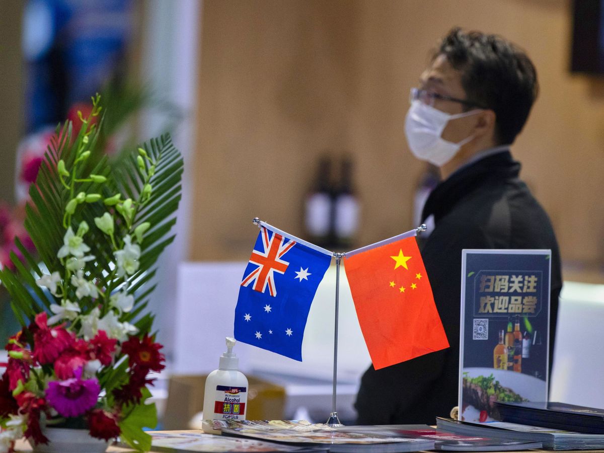 Foto: Banderas de China y Australia. (Reuters)