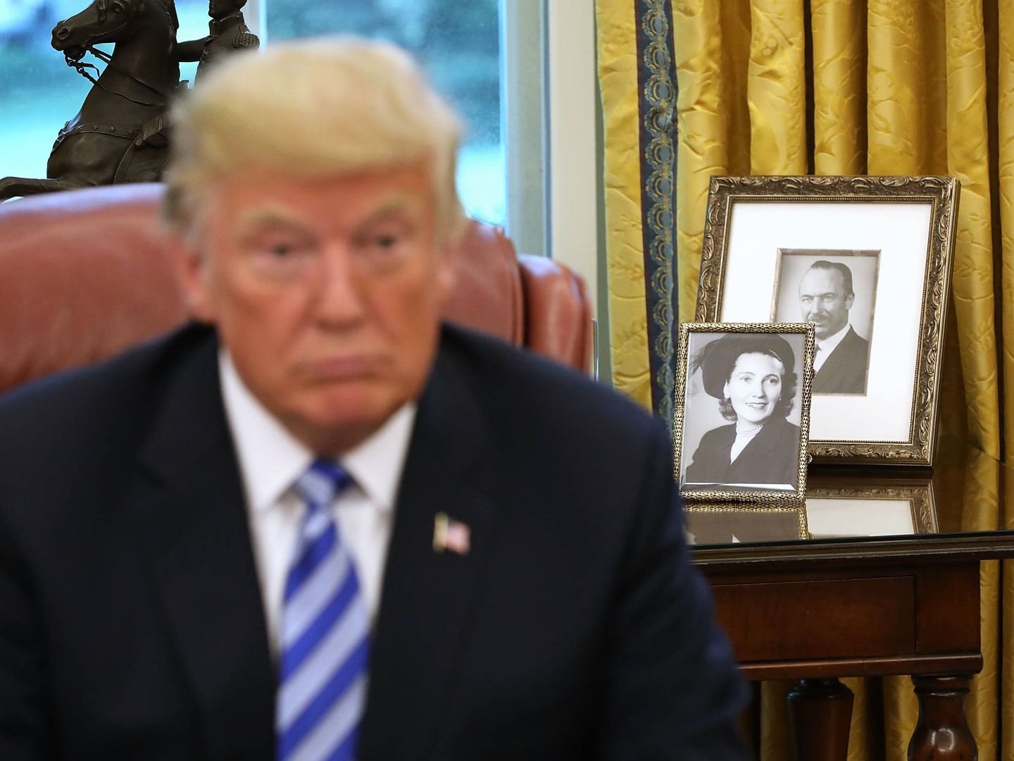  Donald Trump, con unos retratos de sus padres. (Getty)