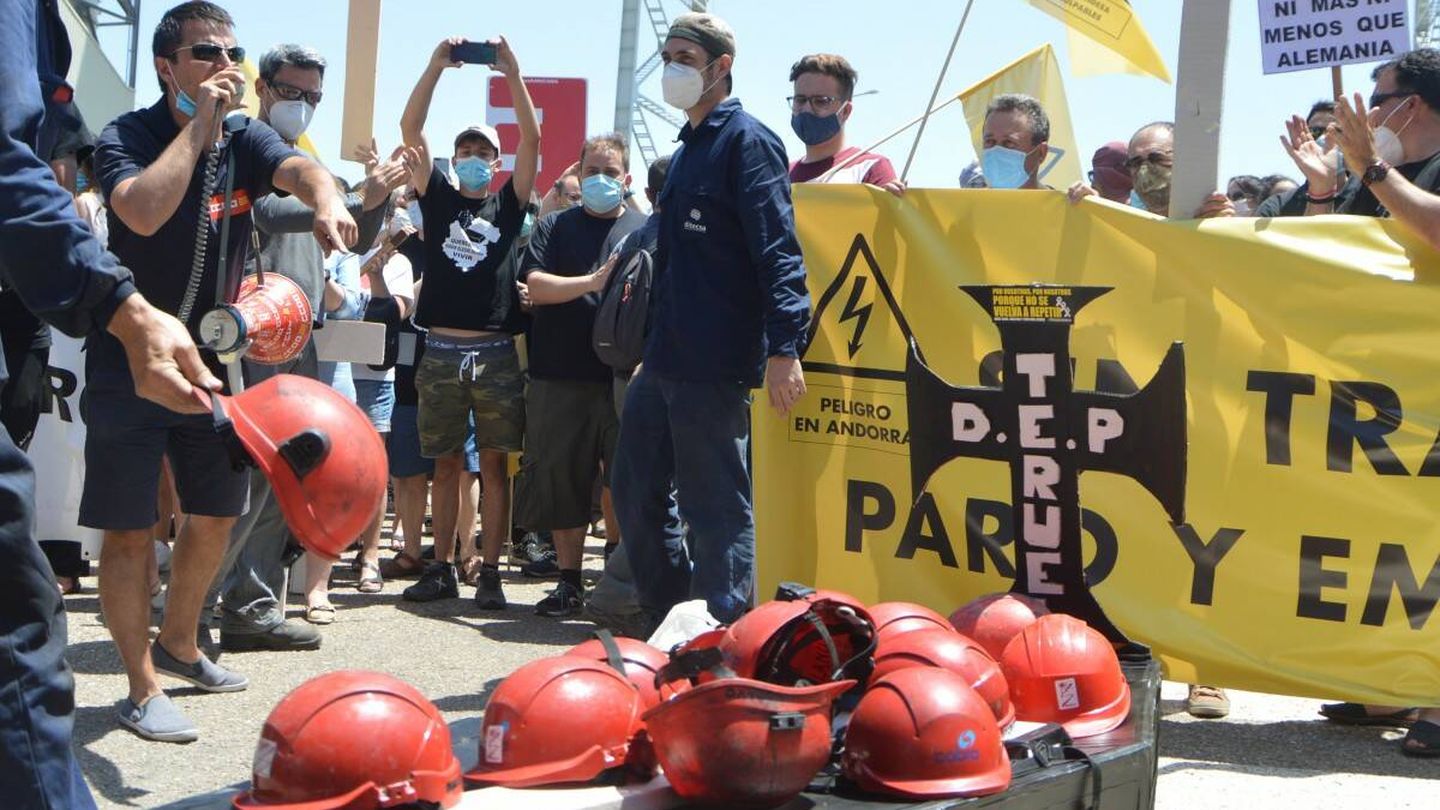 El día del cierre de la central térmica de Andorra, los trabajadores se manifestaron en contra. (Cedida)