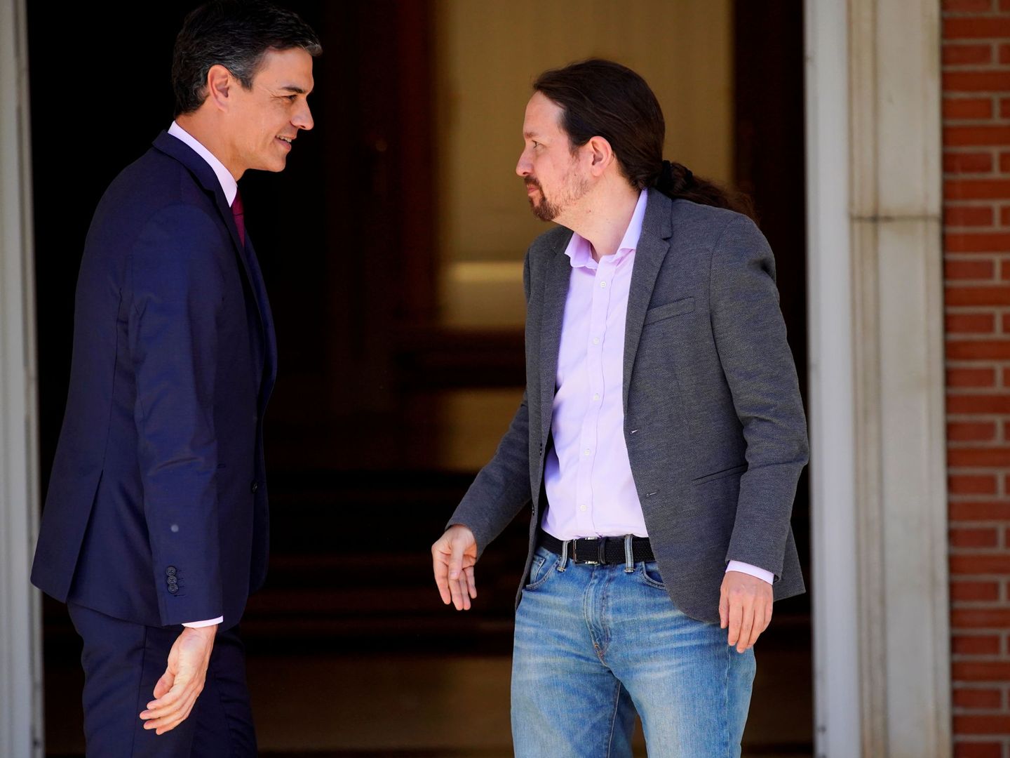 Reunión entre Pedro Sánchez y Pablo Iglesias en Moncloa. (Reuters)