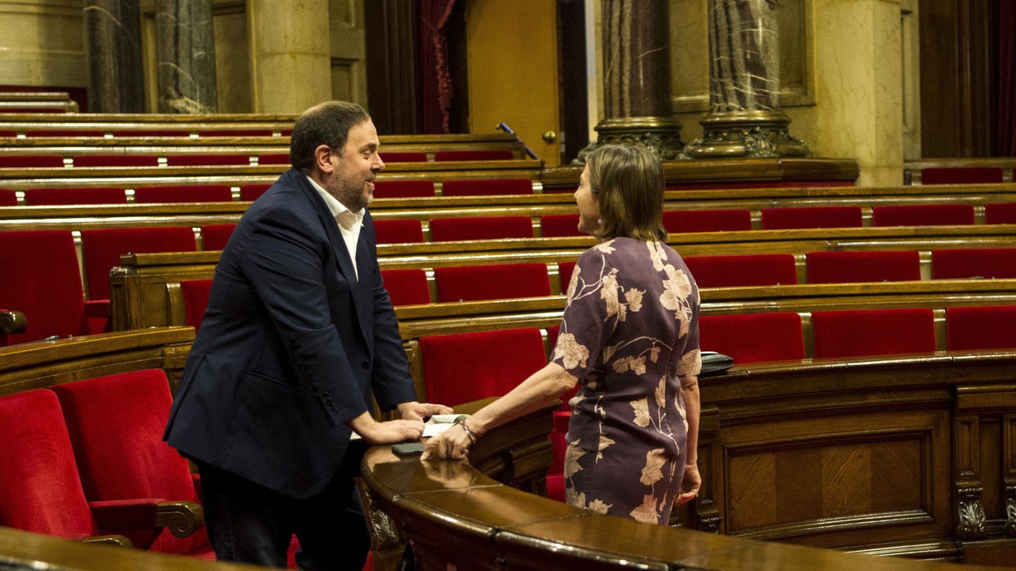 Oriol Junqueras conversa con la presidenta del Parlament, Carme Forcadell. (EFE)