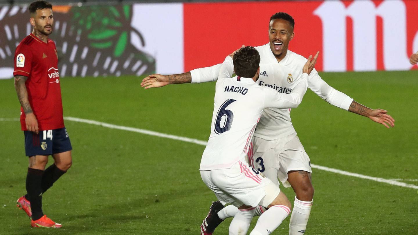 Militao celebra su gol con Nacho Fernández. (Reuters)