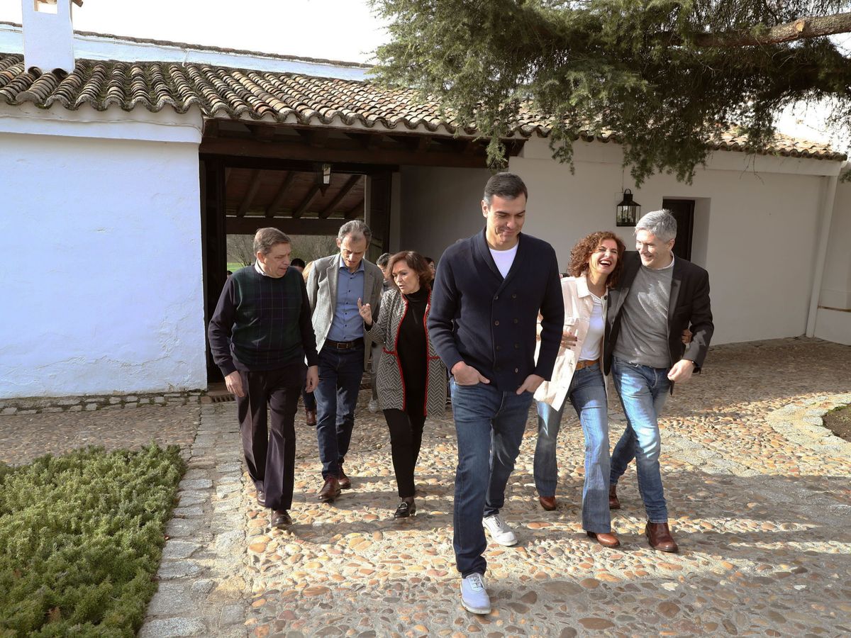 Foto: Sánchez, con sus ministros en Quintos de Mora. (Moncloa/Fernando Calvo)