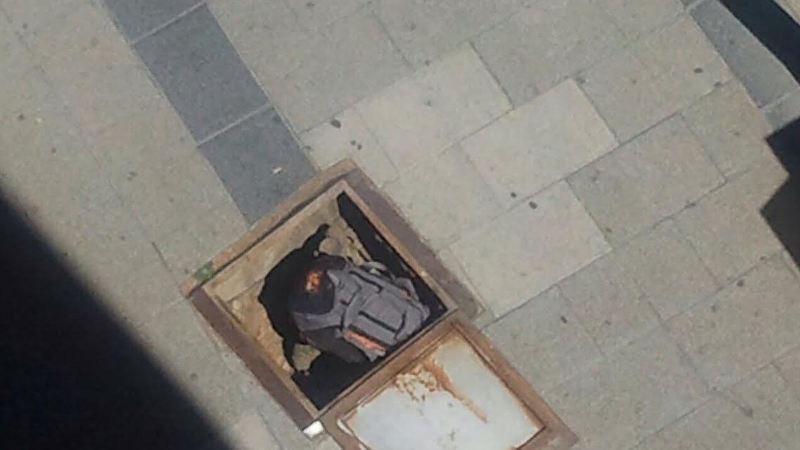 Foto: La mochila ha sido hallada en una alcantarilla de la calle Génova (JMGP)