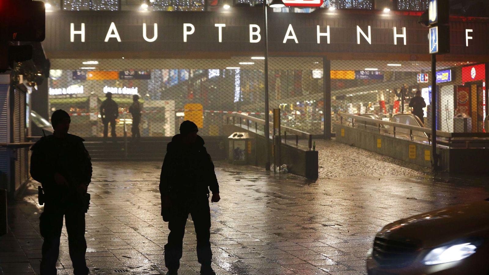 Foto: La policía custodia la entrada a la principal estación de tren de Munich. (Reuters)