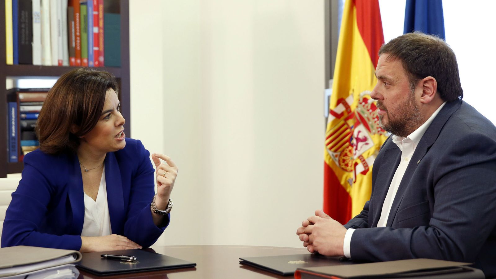 Foto: La vicepresidenta del Gobierno, Soraya Sáenz de Santamaría, reunida con el vicepresidente catalán y líder de ERC, Oriol Junqueras. (EFE)
