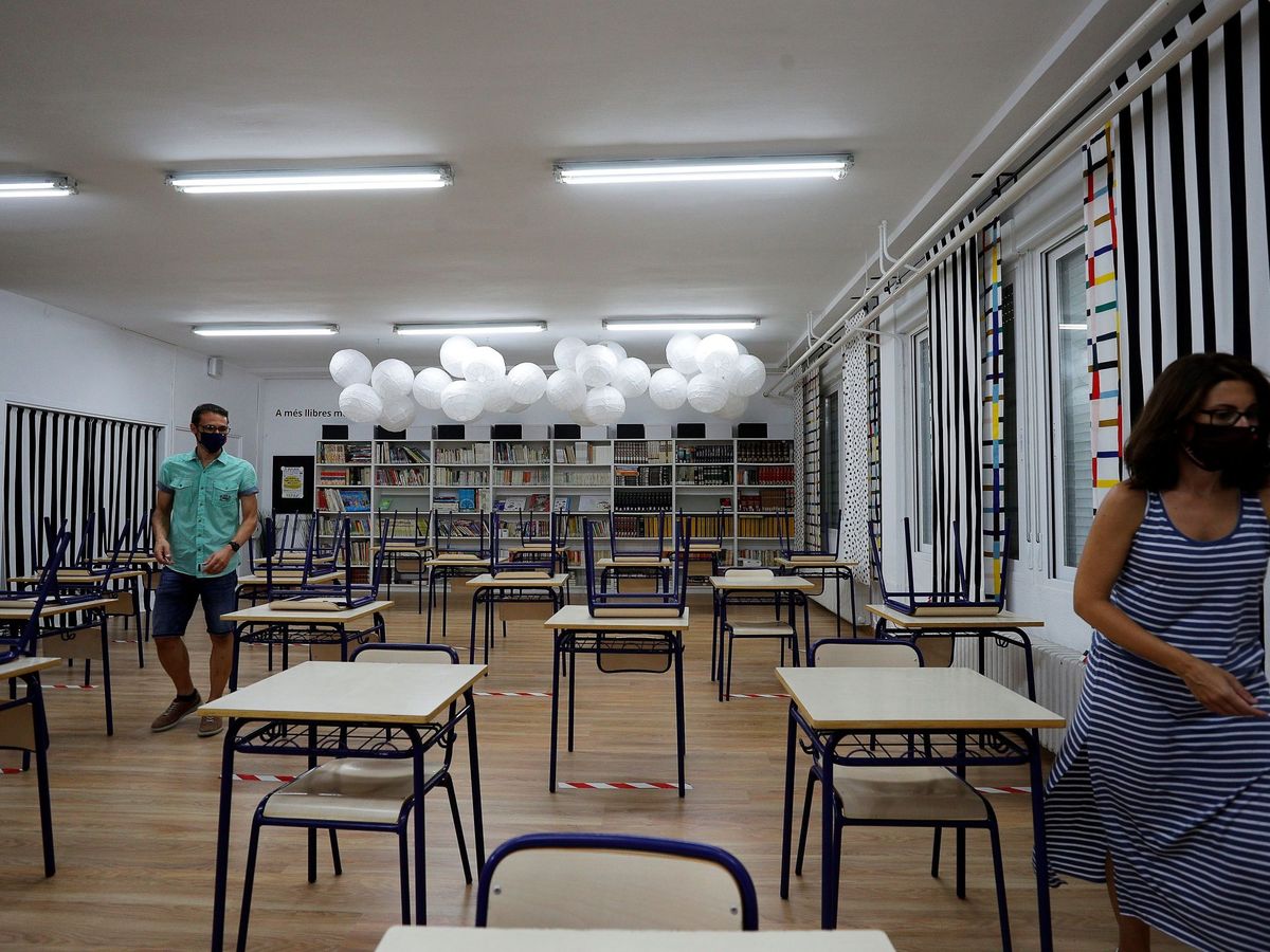 Foto: Un aula sin alumnos en un colegio de Valencia. (EFE)