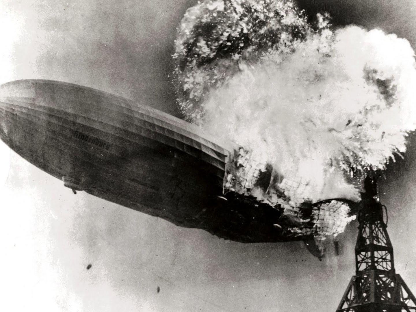 El desastre del Hindenburg causado por una chispa que encendió el hidrógeno que le hacía flotar.