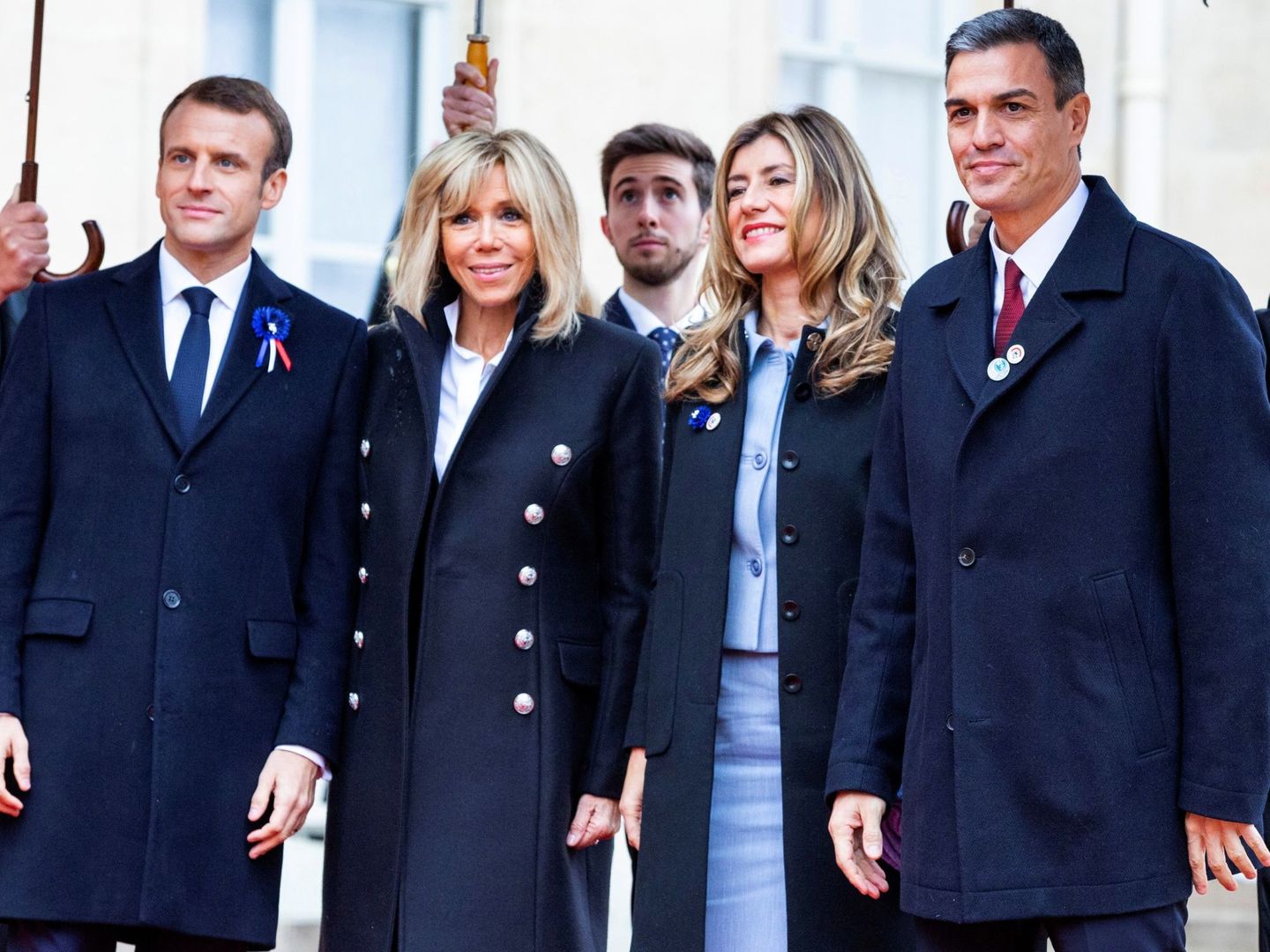 Pedro Sánchez y Begoña Gómez posan junto a Emmanuel Macron y su esposa Brigitte. (EFE)