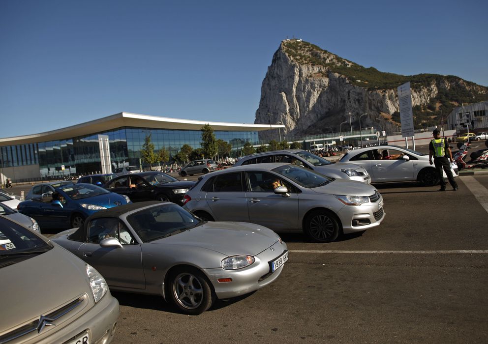 Foto: Varios coches esperan para entrar a España desde el peñón de Gibraltar. (Reuters)