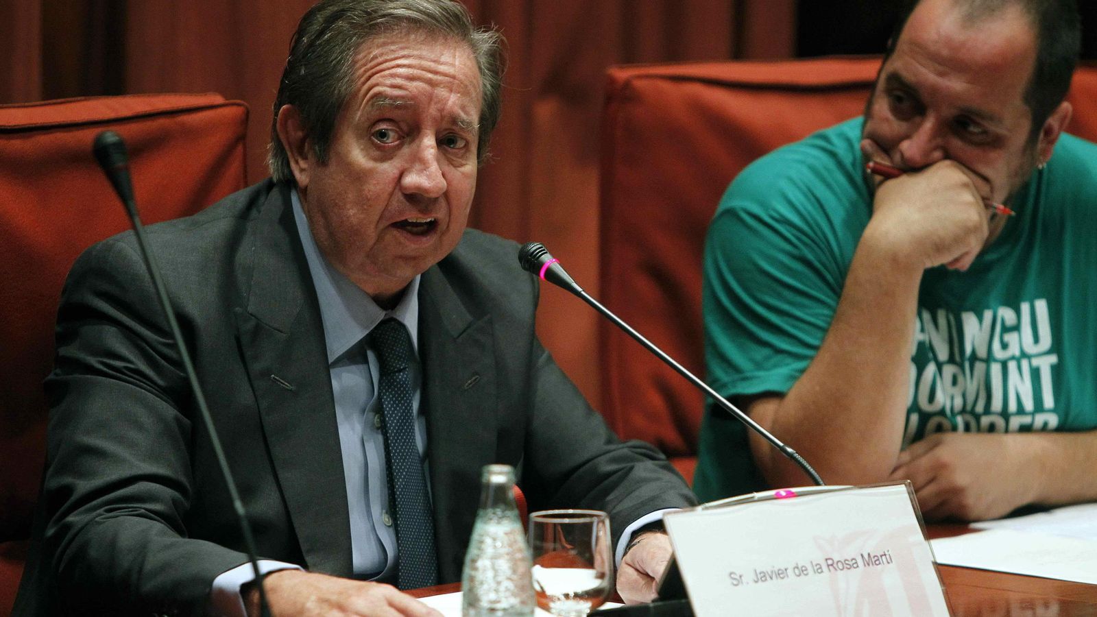 Foto:  El presidente de la comisión del Parlament sobre el fraude, David Fernàndez (d), escucha al financiero Javier de la Rosa (i). (EFE)