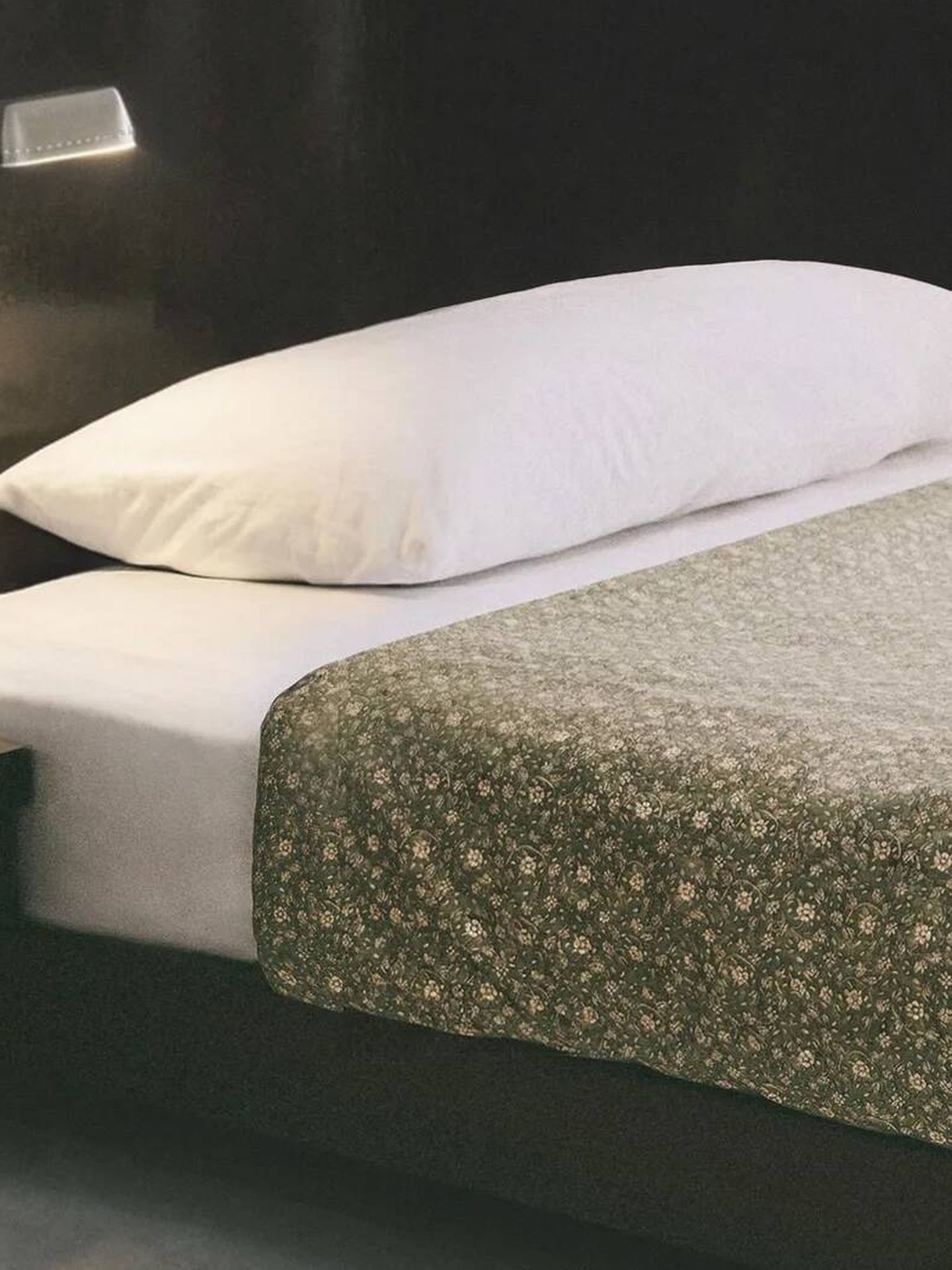 El estampado floral aporta al dormitorio un aire clásico y ligeramente nostálgico. (Cortesía / Zara Home)