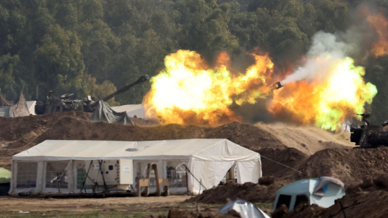 Foto: Una unidad de artillería israelí dispara en medio del actual conflicto. (Reuters/Violeta Santos Moura)