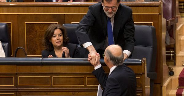 Foto: El presidente del Gobierno, Mariano Rajoy, le da la mano al ministro de Hacienda, Cristóbal Montoro. (Reuters)