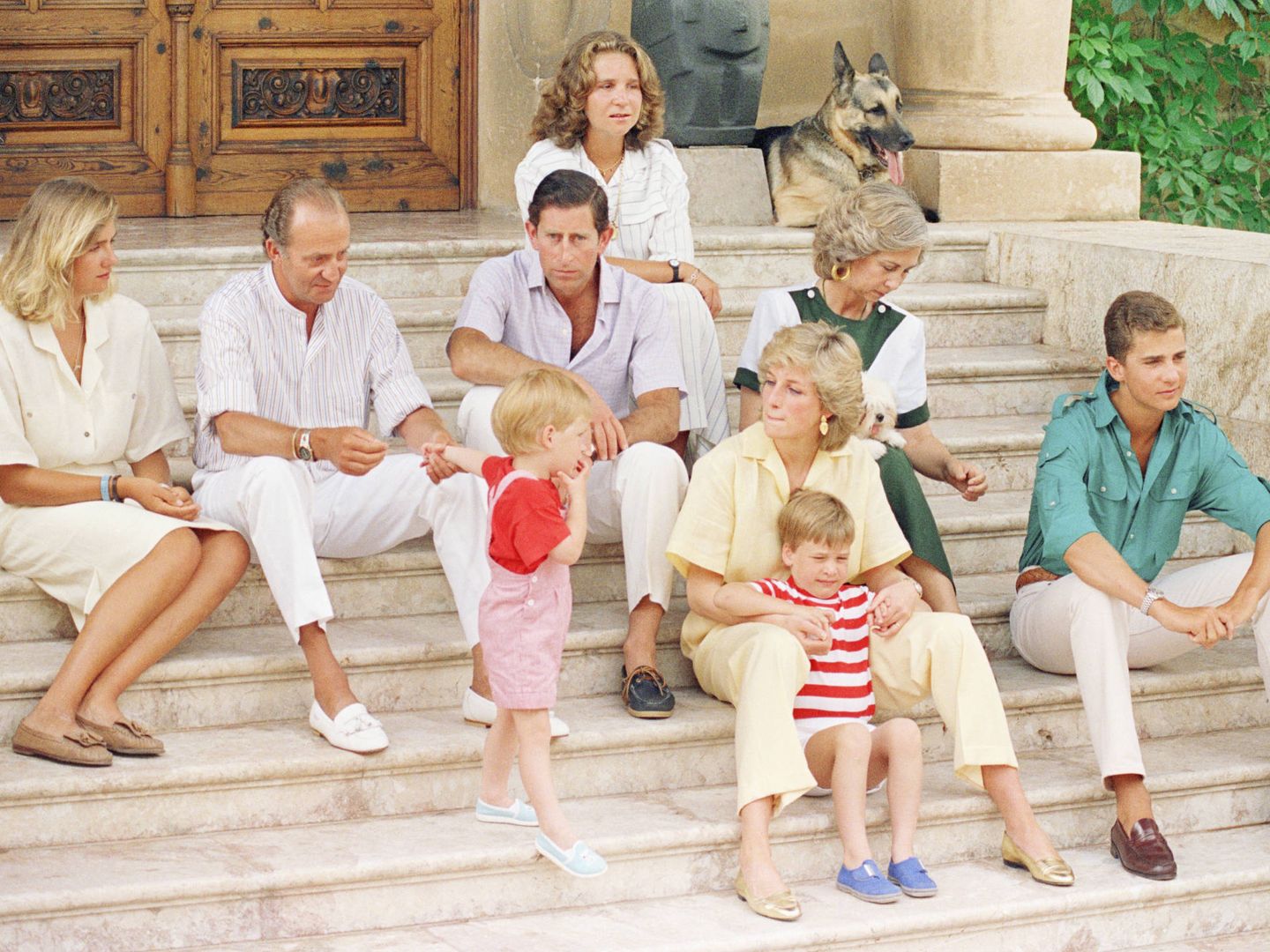 Los príncipes de Gales durante un verano en Marivent con la familia real española. (Archivo)