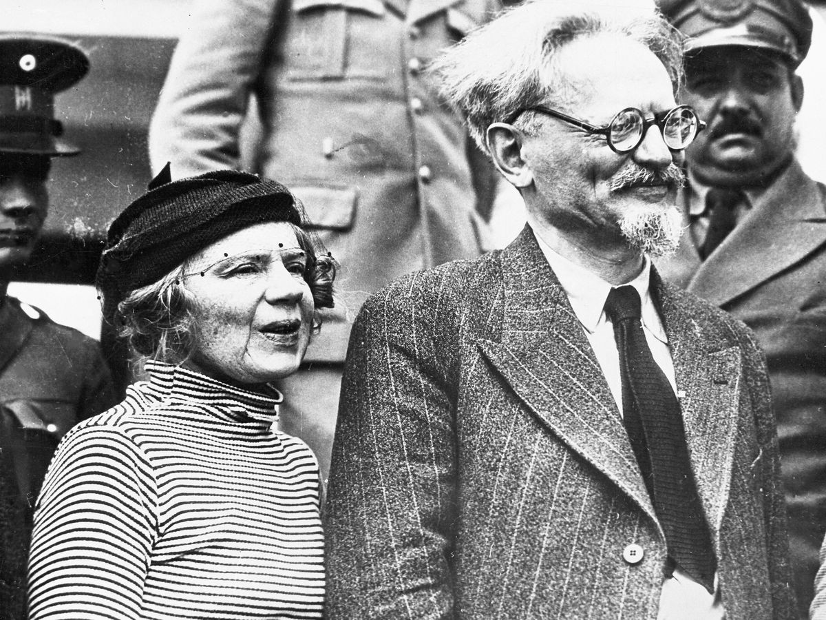 Foto: Leon Trotsky en compañía de Natalie Sedov en 1937. (Gtres)