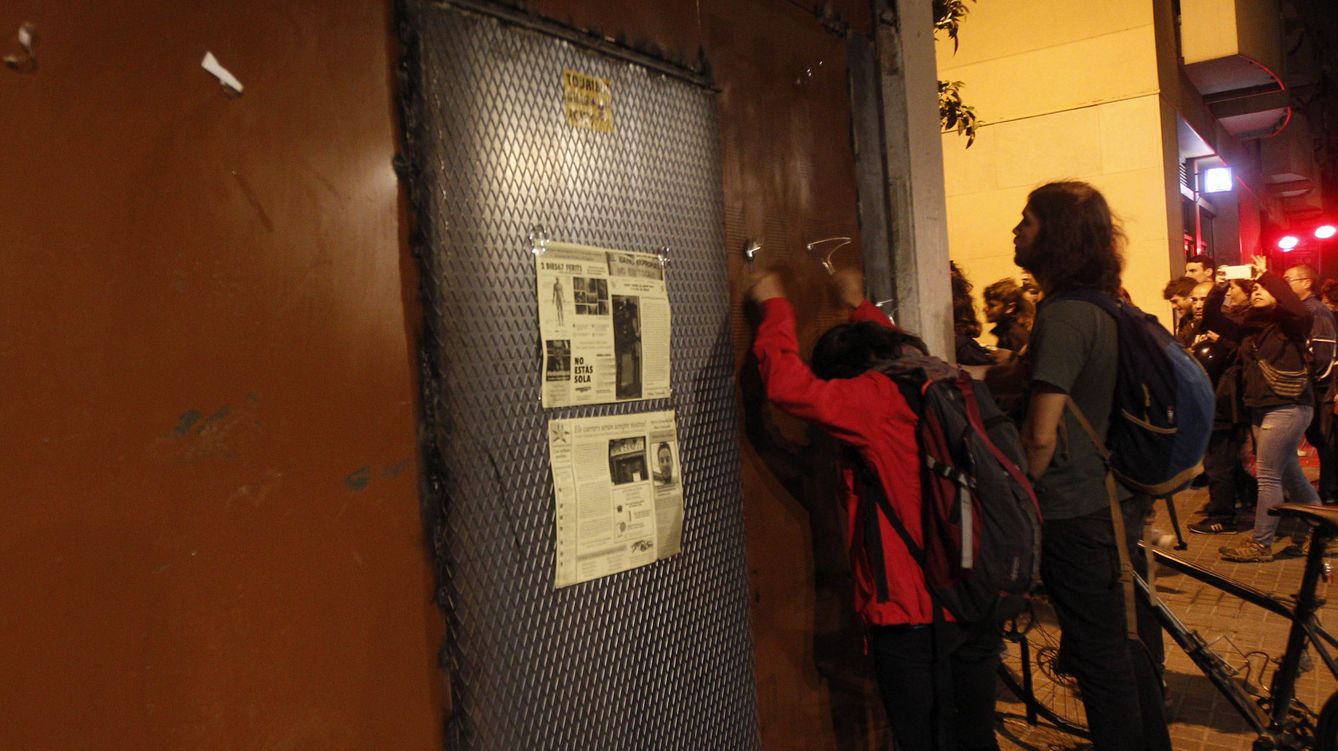 Foto: Vecinos golpean con cucharas las puertas del banco expropiado. (Efe)
