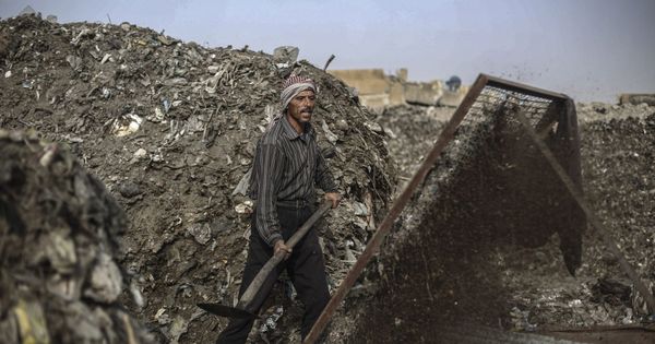 Foto: Un trabajador filtra los materiales plásticos de las montañas de basura de un vertedero en Douma, Siria. (EFE)