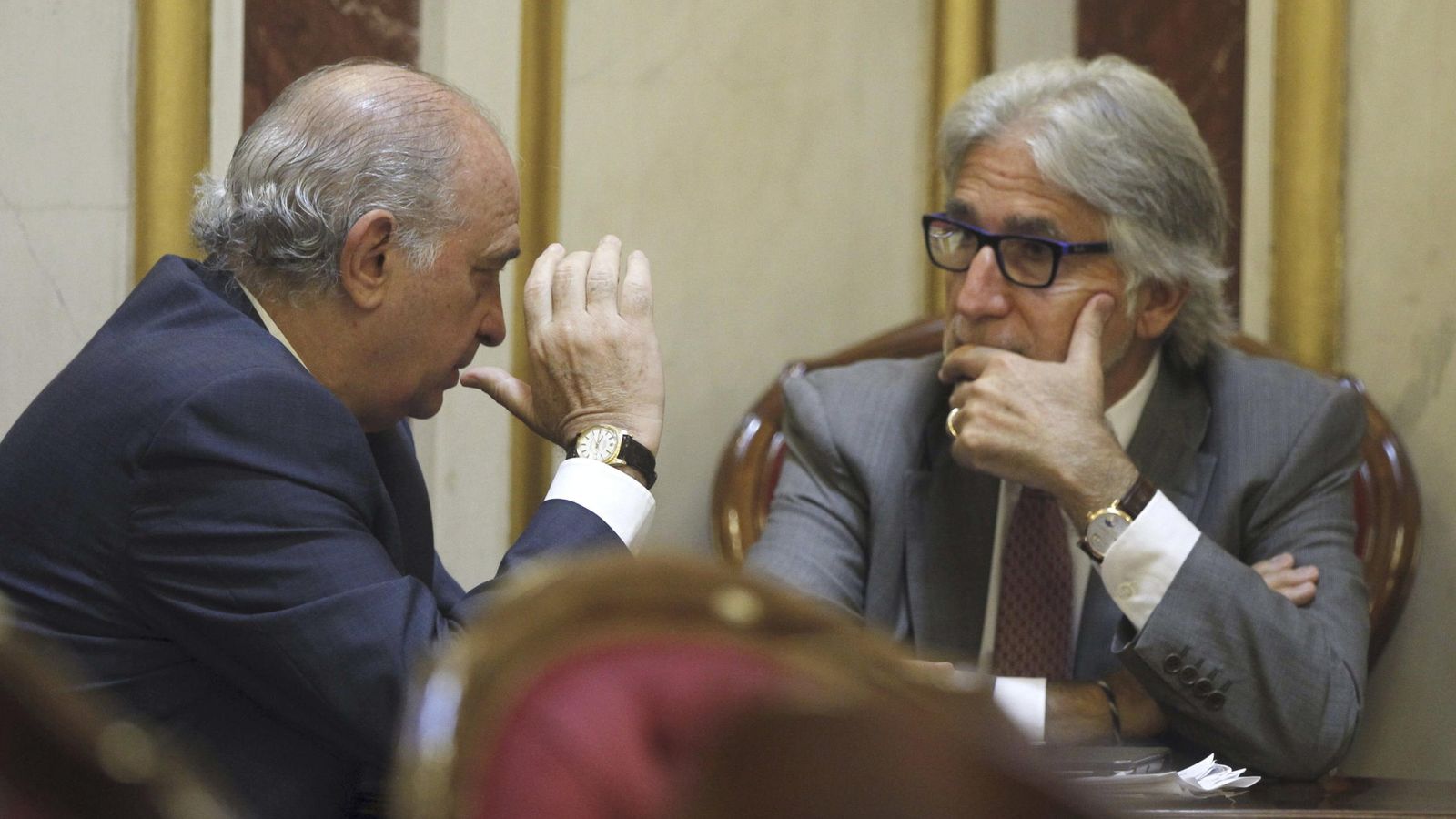 Foto: El ministro del Interior, Jorge Fernández Díaz (i), conversa con el diputado de CiU Josep Sánchez Llibre. (EFE)