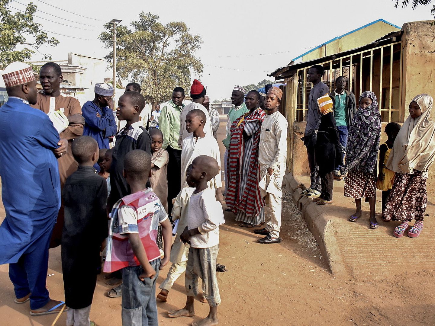 Nigerianos ante un colegio electoral en Daura, Katsina, Nigeria. (EFE)