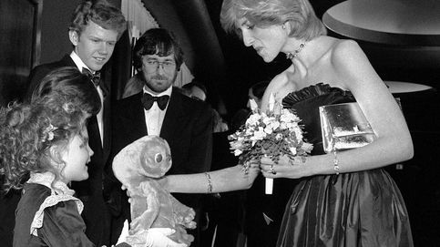 ‘ET’ o el día que Spielberg enseñó a Drew Barrymore a hacer la reverencia ante Diana