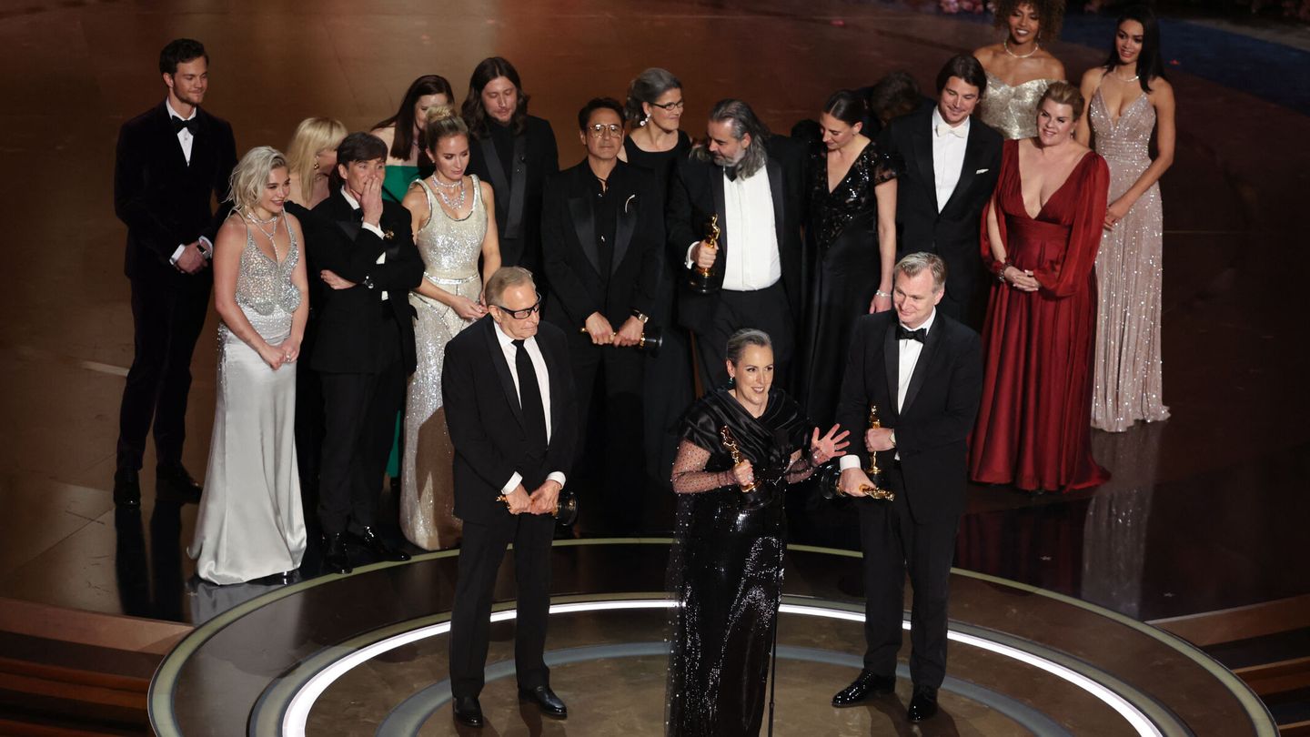 El equipo de 'Oppenheimer' sube al escenario a recoger el galardón a Mejor película de los Oscar de 2024.(REUTERS/ Mike Blake)