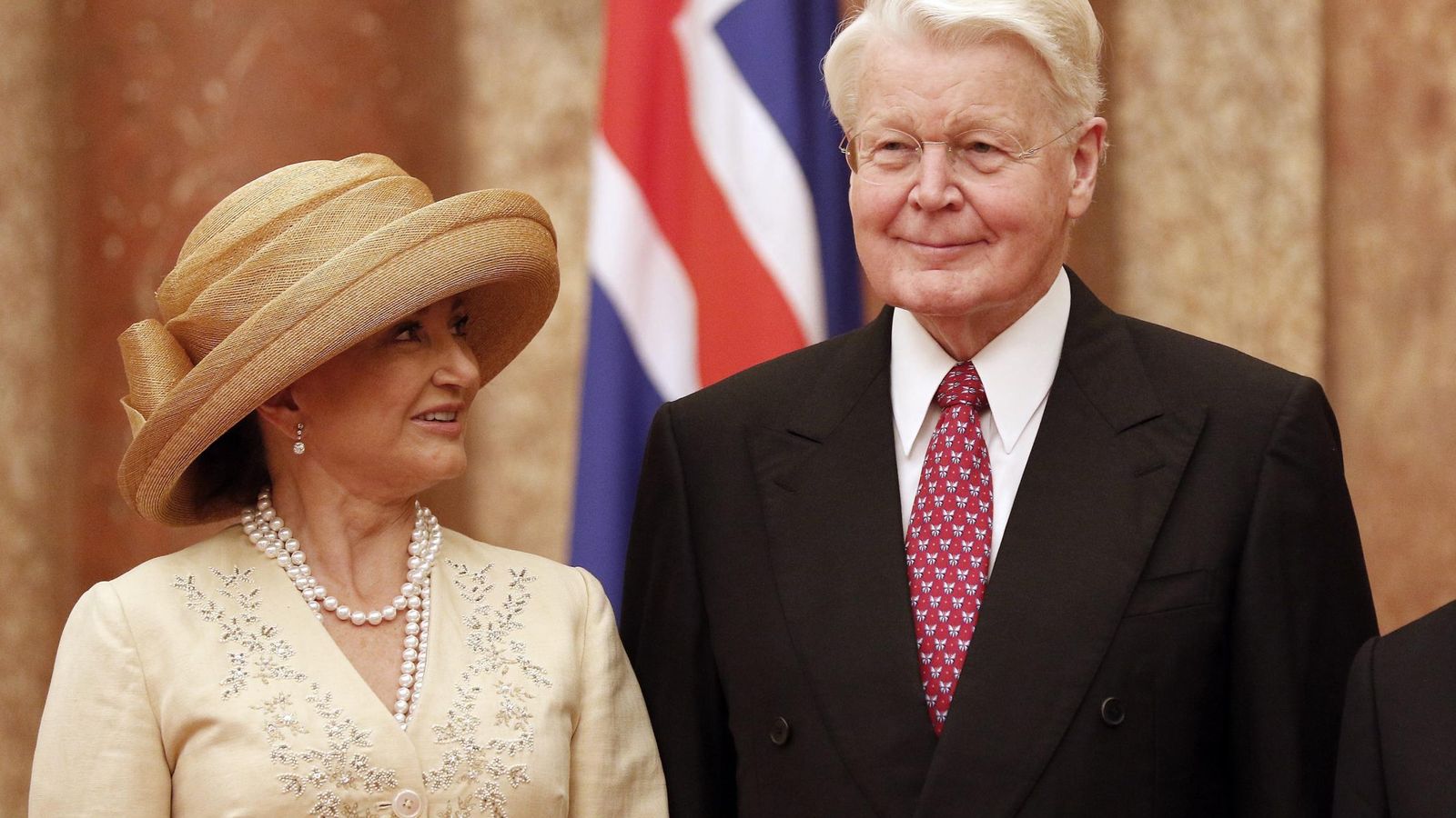 Foto: El presidente de Islandia Olafur Ragnar Grimsson (d) y su esposa Dorrit Moussaieff (i). (EFE)