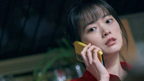 La película de terror coreana de Netflix que dura menos de dos horas y hará que no te despegues de tu 'smartphone'