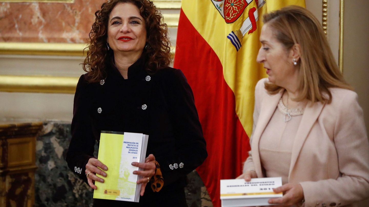 La ministra de Hacienda, María Jesús Montero (i), hace entrega a la presidenta del Congreso de los Diputados, Ana Pastor (d), el Proyecto de Presupuestos Generales del Estado para 2019. (EFE)