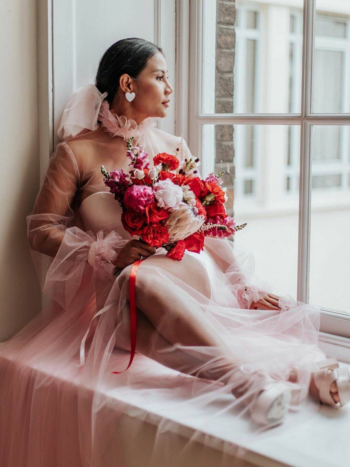 Una novia con un vestido rosa. (Instagram/ @greenweddingshoes)