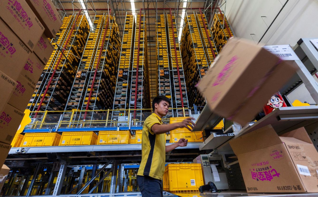 Un trabajador transporta un cargamento en un almacén en la provincia de Jiangsu, en China. (EFE)