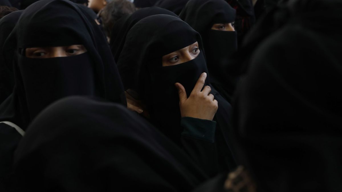 Francia anuncia la prohibición de la abaya, la túnica femenina islámica, en los colegios