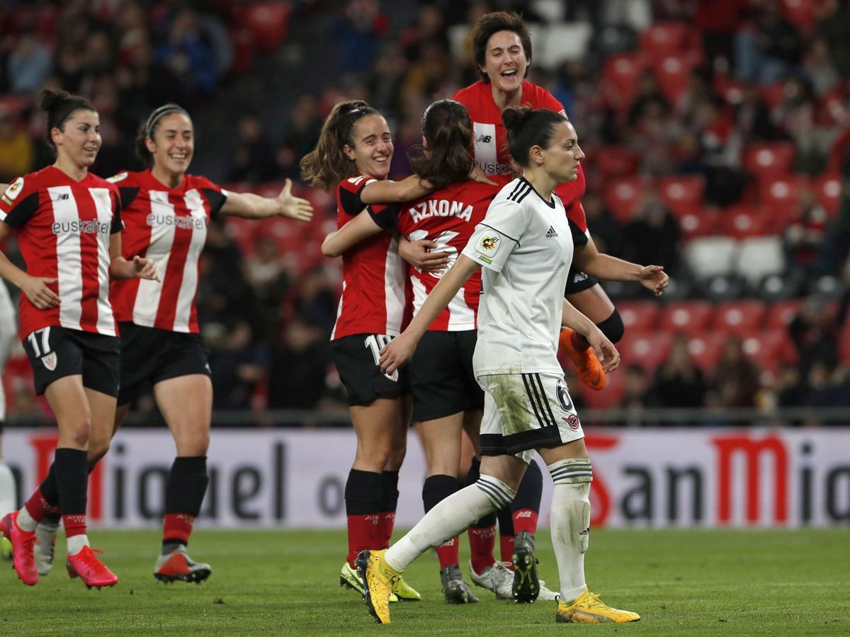 Foto: Las jugadoras del Athletic celebran un gol al CD Tacón en San Mamés. (EFE)
