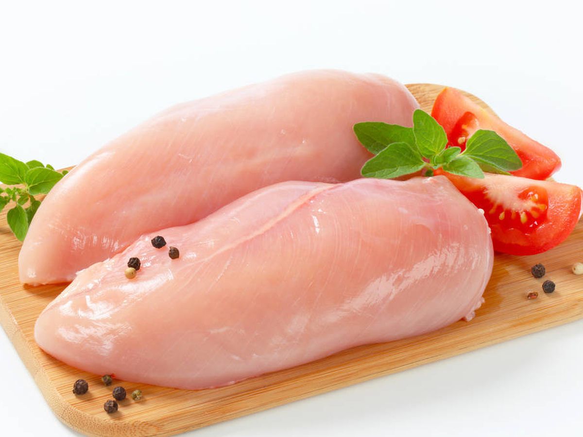 El peligro de lavar el pollo antes de cocinarlo, confirmado por la OCU