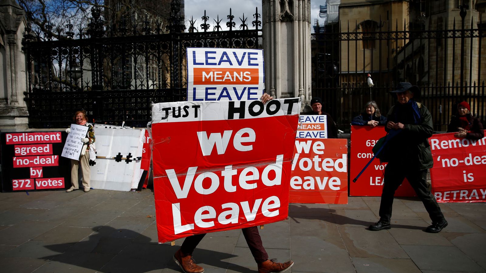 Foto: Un manifestante proBrexit protesta ante el Parlamento británico, en Londres. (Reuters)