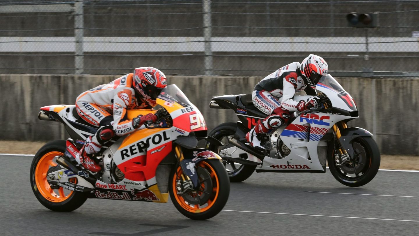 Marc y Alonso, compartiendo una jornada de MotoGP en 2016. (EFE)