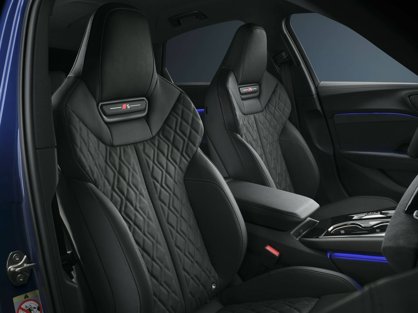 El interior de S5 y S5 Avant está personalizado con materiales específicos y asientos deportivos.