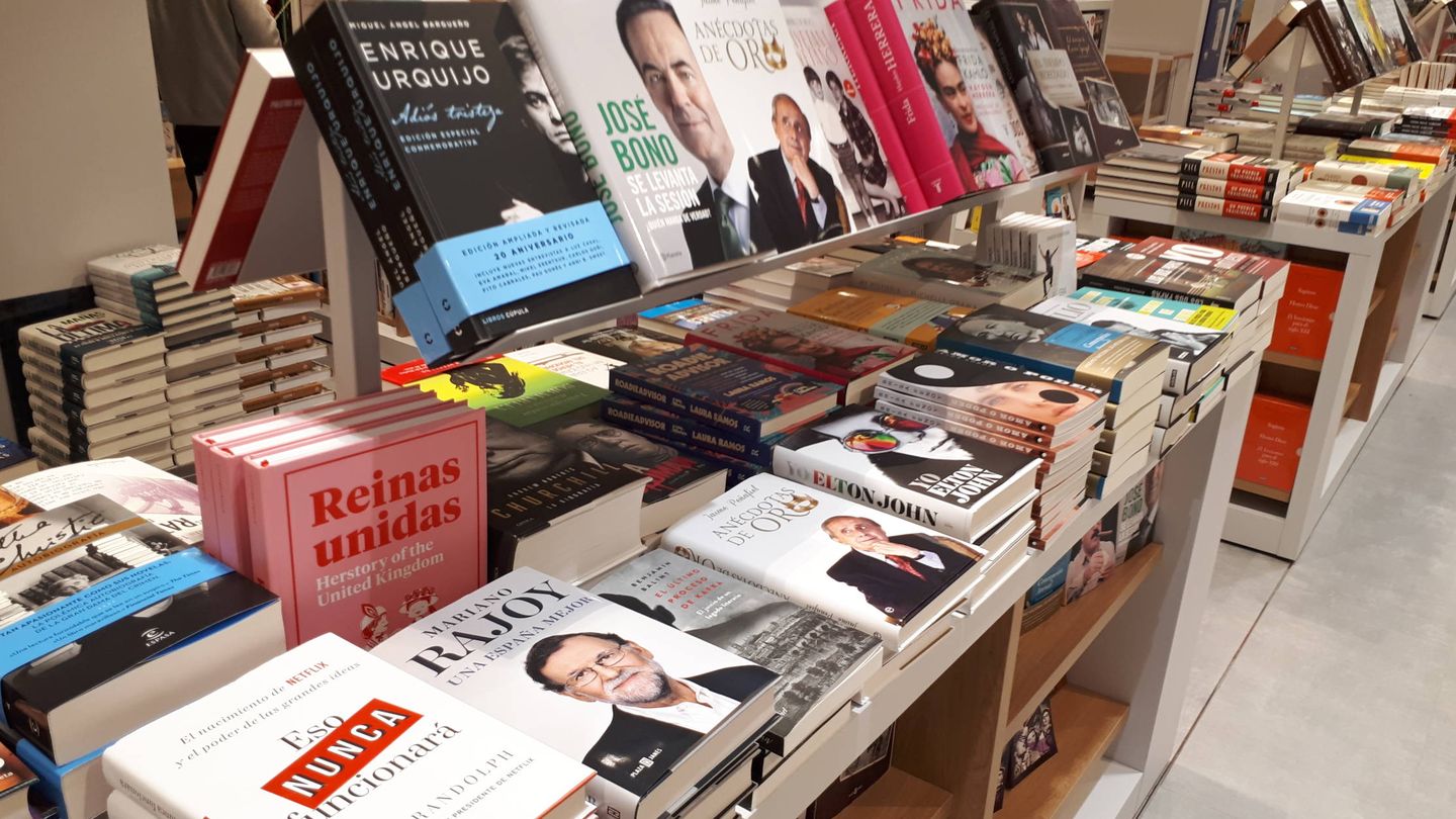 Las memorias de Rajoy, en una librerías. R. M.