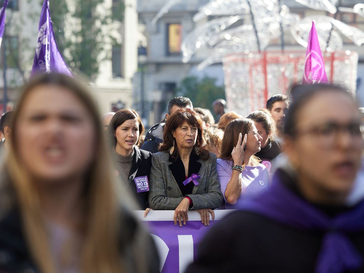 Foto: Ana Redondo, en el centro, durante la manifestación. (Europa Press/Jesús Hellín)