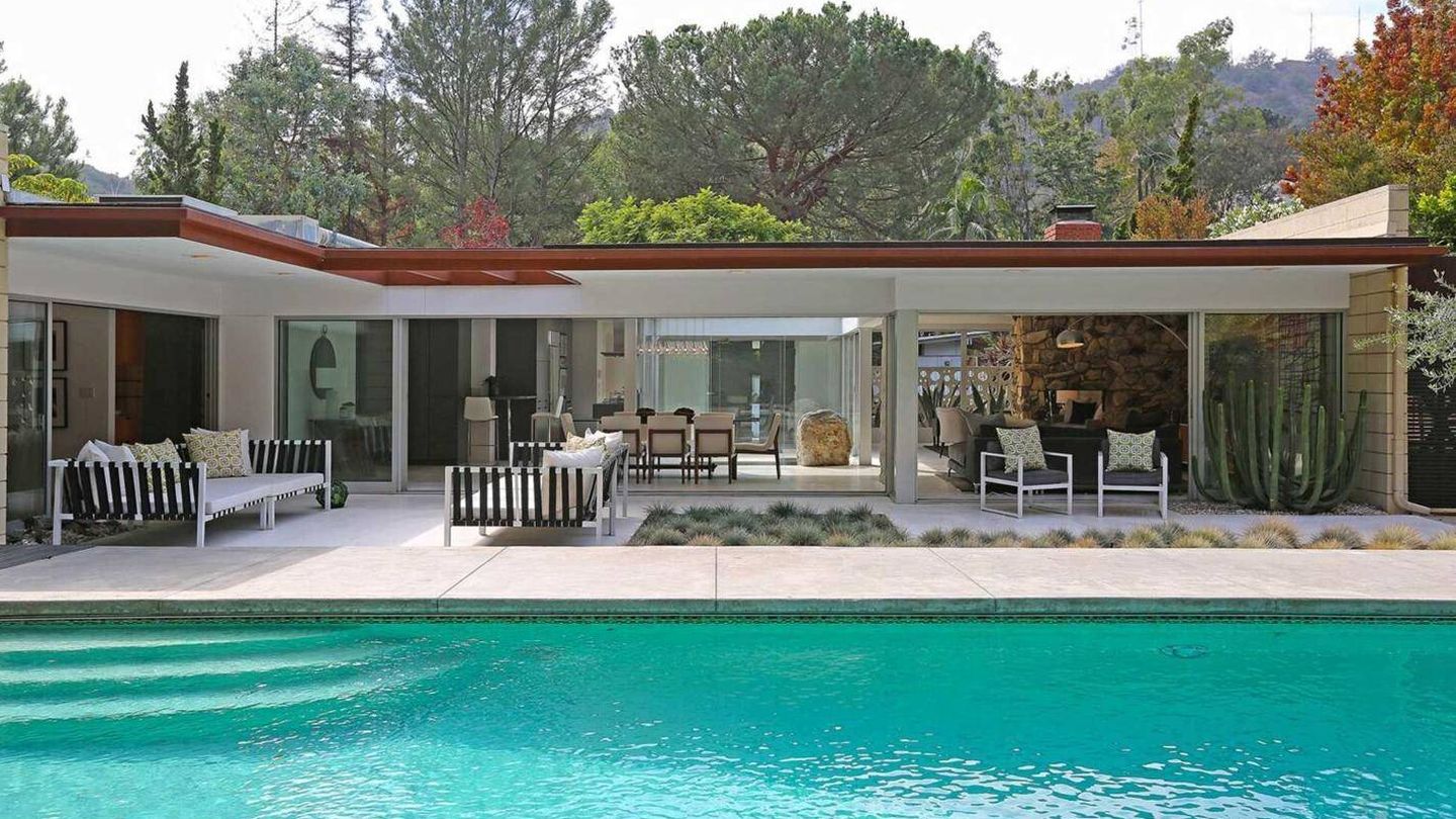La piscina de la casa de Jamie Dornan. (The Agency)
