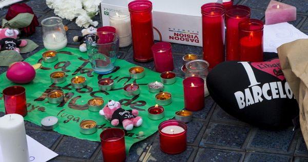 Foto: Flores y velas en homenaje a las víctimas de Barcelona. (EFE)