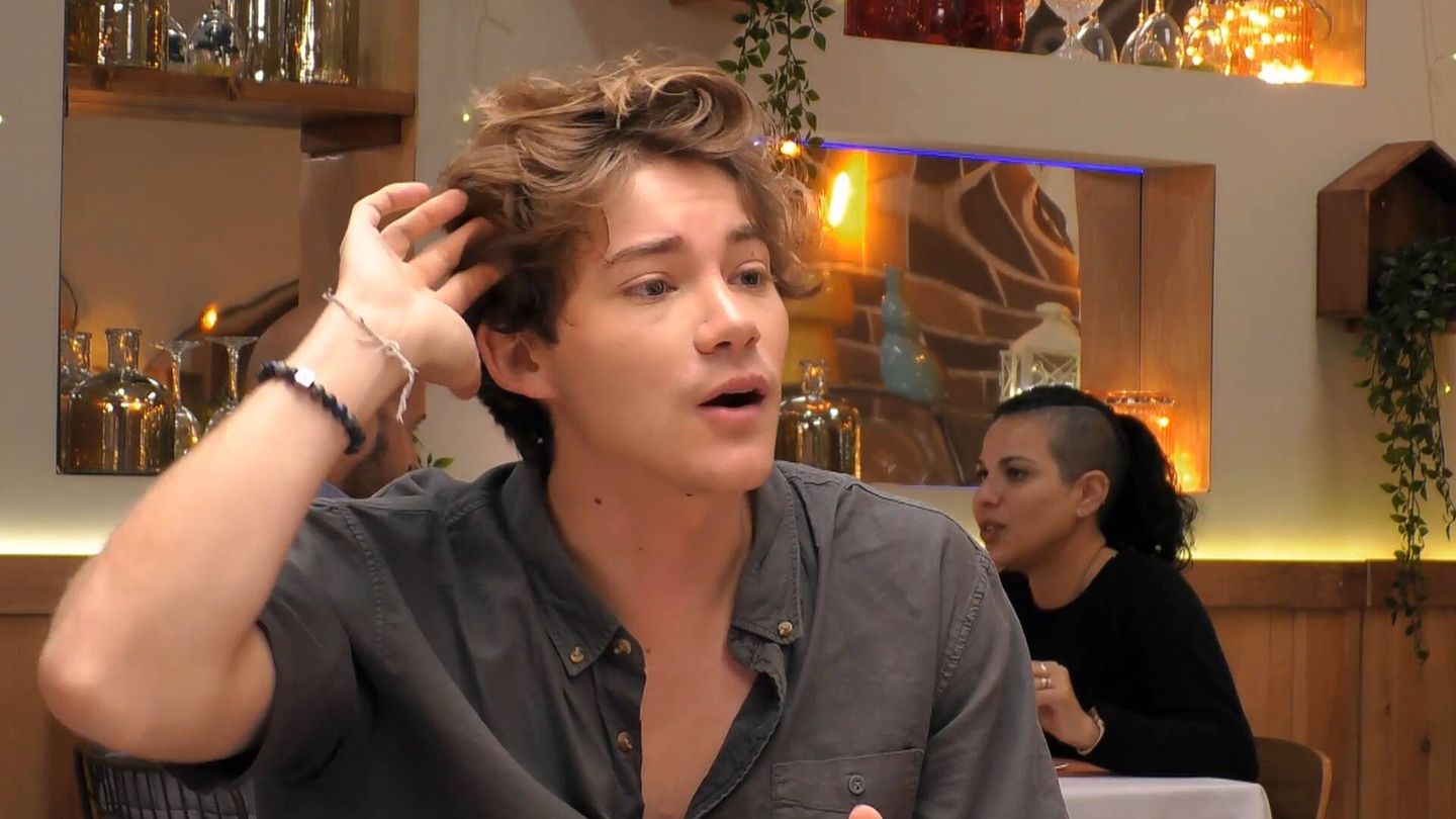 Vicente, tocándose el pelo durante la cena. (Mediaset)
