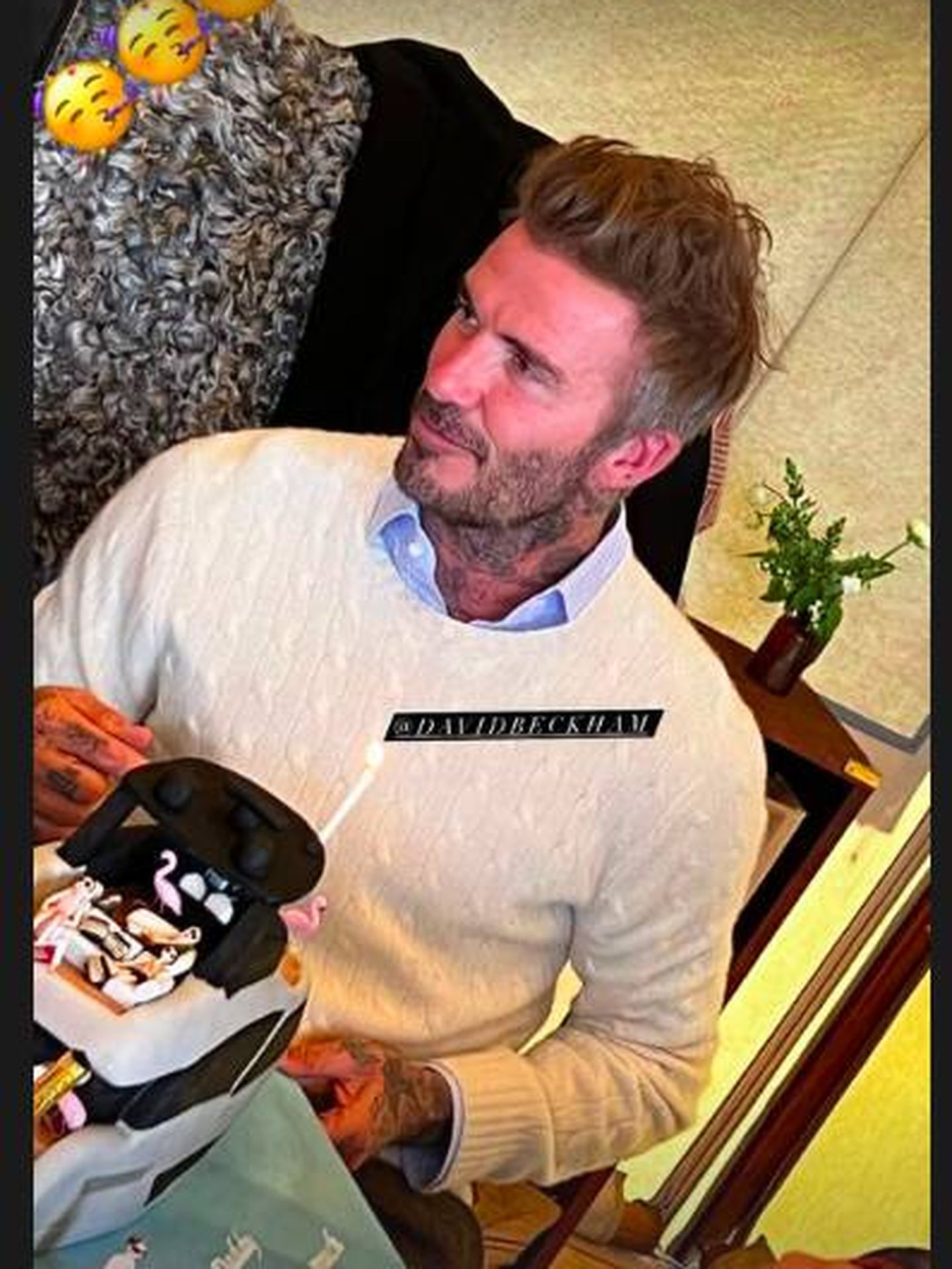 David Beckham, con su tarta barco. (Instagram/@cruzbeckham)