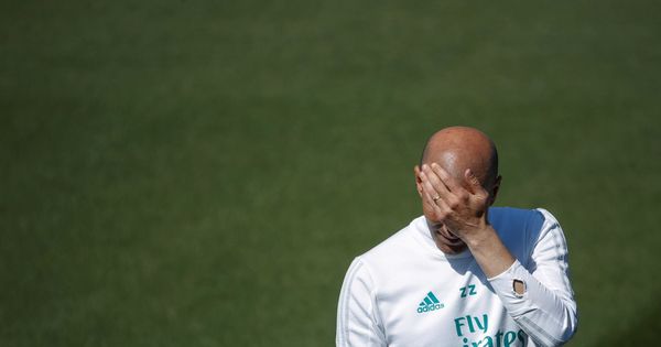 Foto: Zidane se tapa los ojos durante un entrenamiento del Real Madrid esta temporada. (EFE)