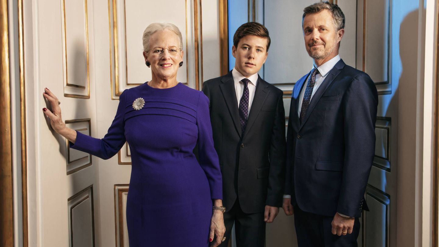 La reina Margarita, junto al príncipe Federico y el príncipe Christian. (Casa Real de Dinamarca)