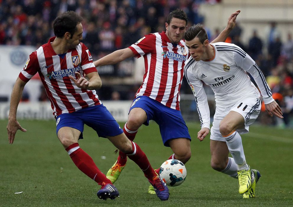 Foto: Koke y Juanfran ante Bale en un partido de Liga contra el Real Madrid (Reuters).