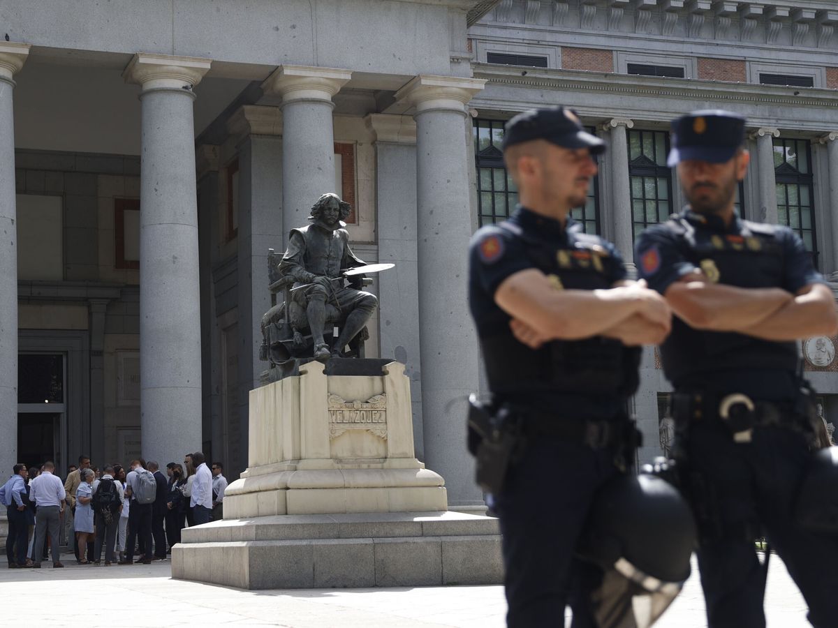 Foto: Dos policías vigilan las inmediaciones del Prado con motivo de la cumbre de la OTAN. (EFE/Mariscal)