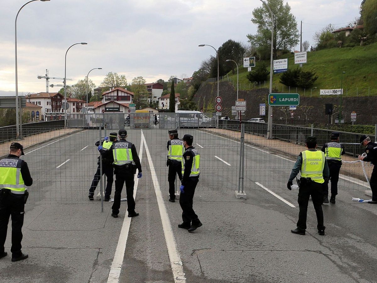 Foto: Agentes de la Guardia Civil y la Policía Nacional cierran en abril el paso a Francia por el puente de Behobia. (EFE)