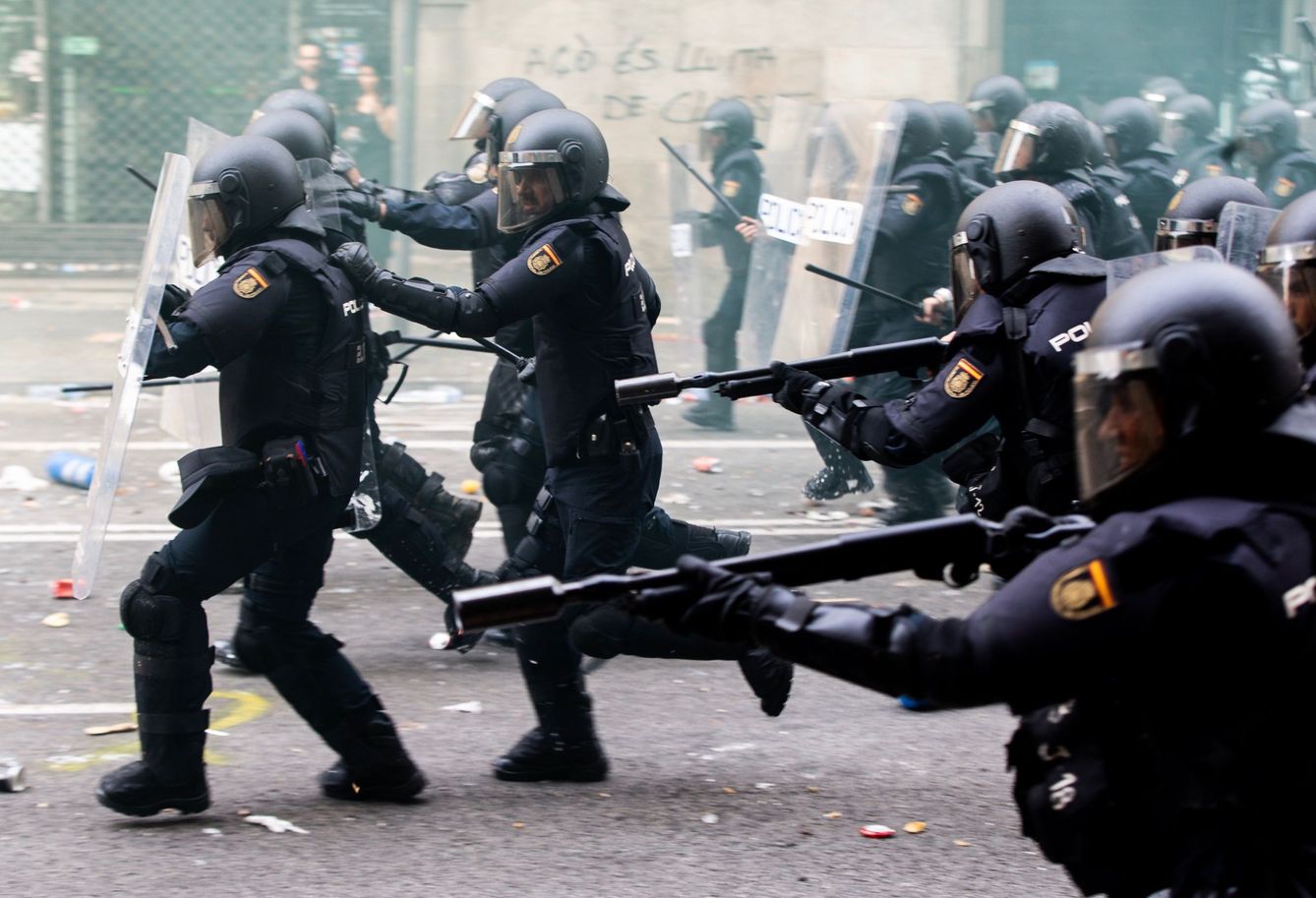 Agentes antidistubios durante una carga contra los manifestantes. (EFE)