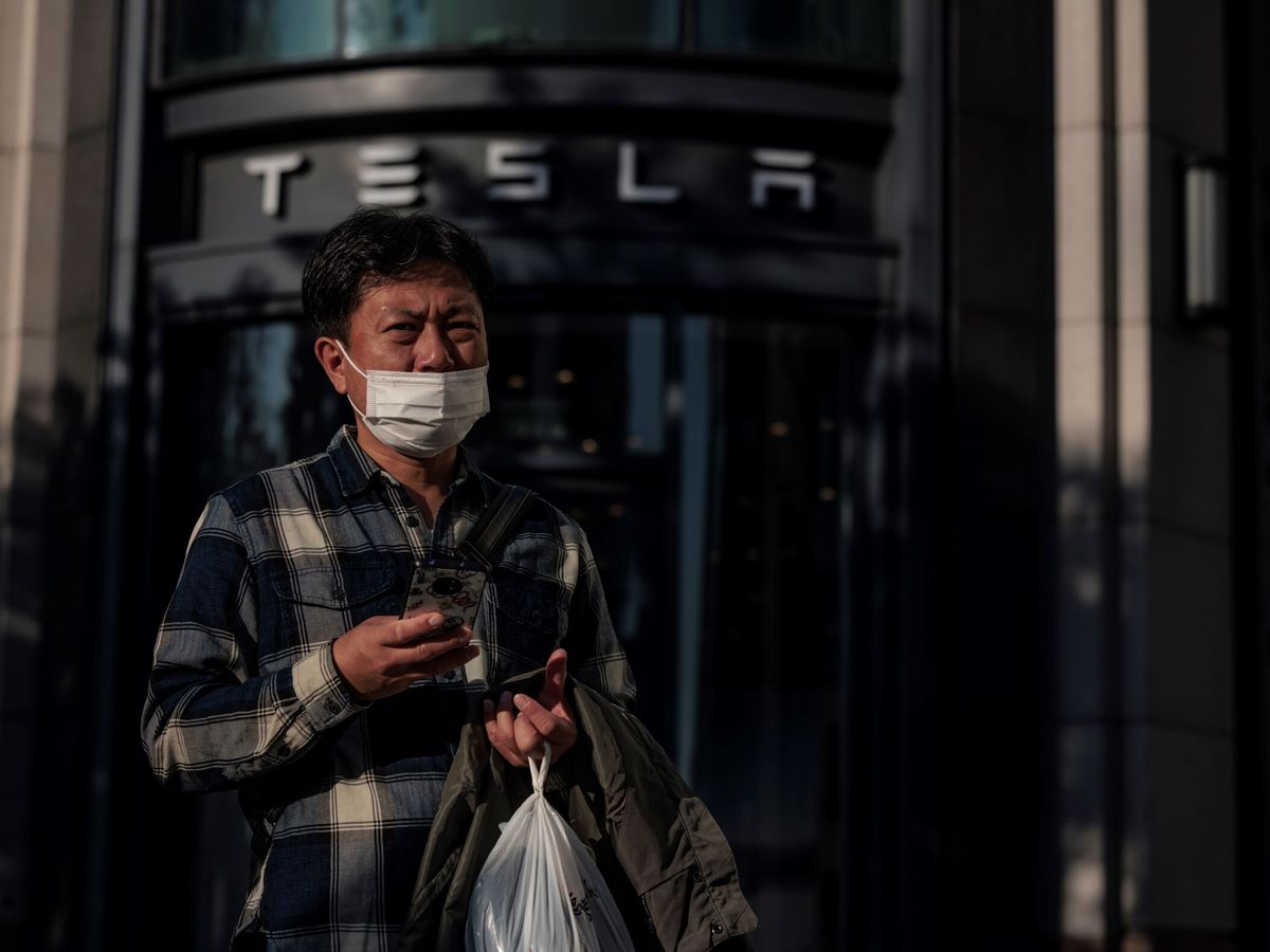 Foto: Tienda de Tesla en Shanghái, China (EPA/Alex Plavevski)